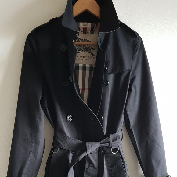 The long black Burberry Chelsea Heritage Trench Coat with signature gabardine - Picture 2 of 13